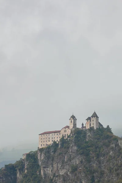 Le monastère de Sabiona se dresse sur une haute falaise au-dessus du village de Chiusa dans le Val d'Isarco — Photo
