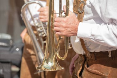 Val Isarco 'daki yerel bir sonbahar kutlamasında tipik kostümlü müzisyen. )
