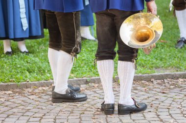 Val Isarco 'daki yerel bir sonbahar kutlamasında tipik kostümlü müzisyen. )