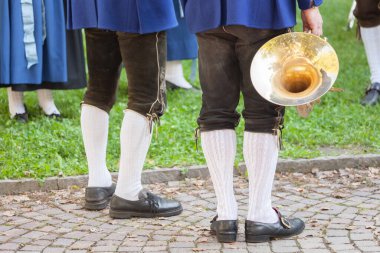 Val Isarco 'daki yerel bir sonbahar kutlamasında tipik kostümlü müzisyen. )