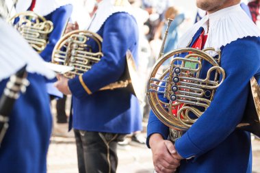 Val Isarco 'daki yerel bir sonbahar kutlamasında tipik kostümlü müzisyen. )