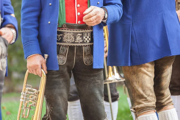 Val Isarco 'daki yerel bir sonbahar kutlamasında tipik kostümlü müzisyen. )