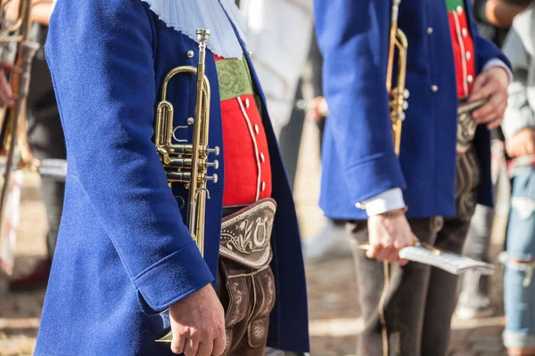 Val Isarco 'daki yerel bir sonbahar kutlamasında tipik kostümlü müzisyen. )