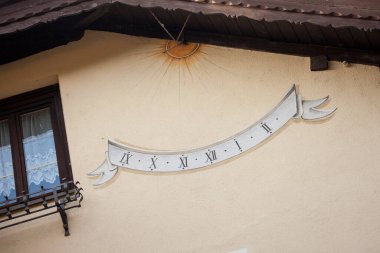 İtalya 'nın Chiusa kentindeki bir evin dışında bir güneş saati çizilmiş.