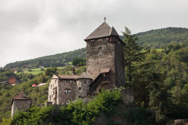 CHIUSA, İtalya - 16 Eylül 2017: Küçük Chiusa kasabasının içinde, Kaptan Kulesi 13. Yüzyıla dayanan küçük bir kaledir..