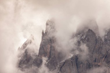Bulutlu bir günde Odle Dağı manzarası - Val di Funes, Dolomitler