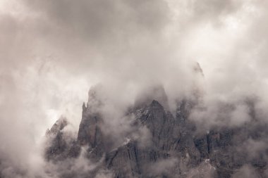 Bulutlu bir günde Odle Dağı manzarası - Val di Funes, Dolomitler