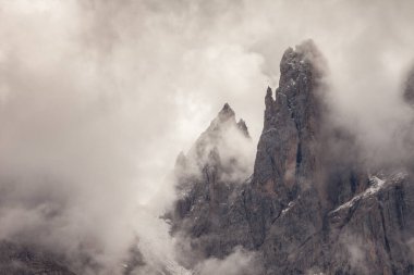 Bulutlu bir günde Odle Dağı manzarası - Val di Funes, Dolomitler