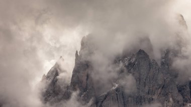 Bulutlu bir günde Odle Dağı manzarası - Val di Funes, Dolomitler