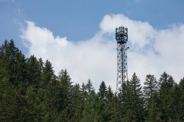 Ormanlar arasında cep telefonları ağı anteniName