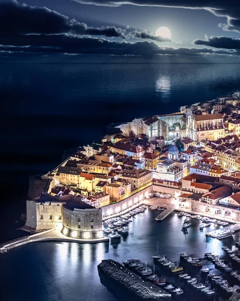 Dubrovnik Eski şehir Adriyatik deniz şehir manzarası ay ışığı