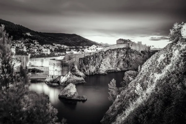 Dubrovnik şehir surları gündoğumu tek renkli