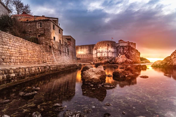 Dubrovník městské hradby východ slunce — Stock fotografie