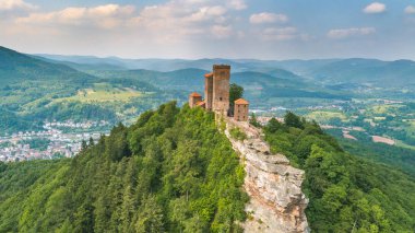 Castle Trifels havadan görünümü ve kırsal Annweiler Almanya gezi yerleri Güney şarap yolu üzerinde manzara