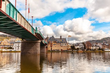Traben Trarbah köyü Rheinland Pfalz Almanya'da Moselle nehir manzara