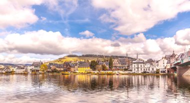 Traben Trarbah köyü Rheinland Pfalz Almanya'da Moselle nehir manzara