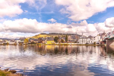 Traben Trarbah köyü Rheinland Pfalz Almanya'da Moselle nehir manzara