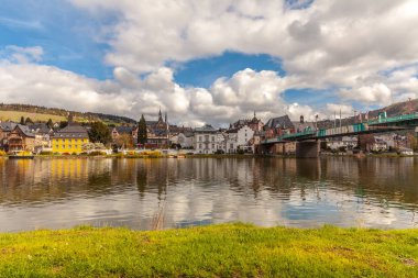 Traben Trarbah köyü Rheinland Pfalz Almanya'da Moselle nehir manzara