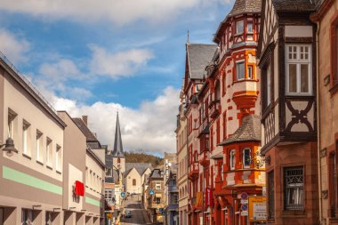 Traben Trarbah köyü Rheinland Pfalz Almanya'da Moselle nehir manzara