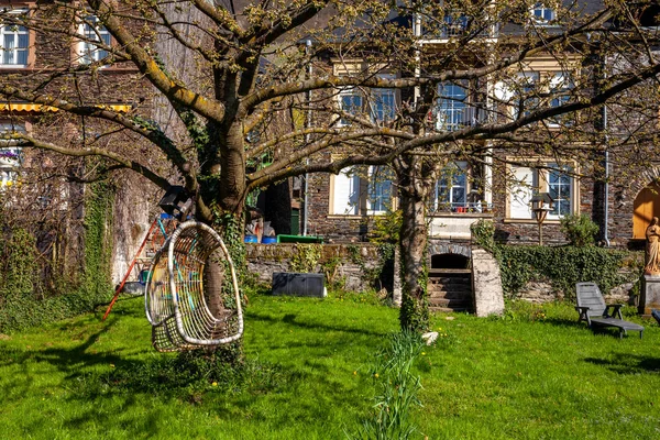 民家とモーゼル川の庭園の風景 ドイツ家庭的な庭園 — ストック写真