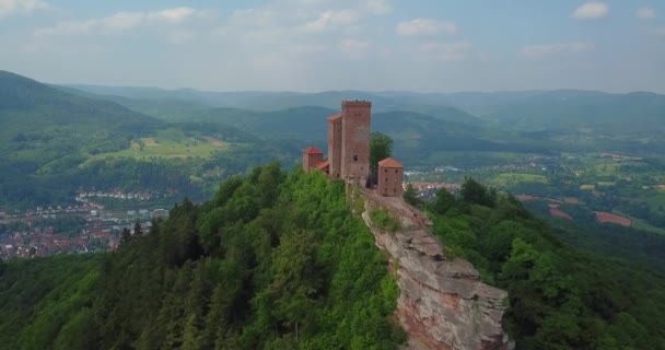 無人の城 Trifels 空撮と田舎風景 Annweiler 南部のワイン街道ドイツ旅行の目的地の空撮 — ストック動画