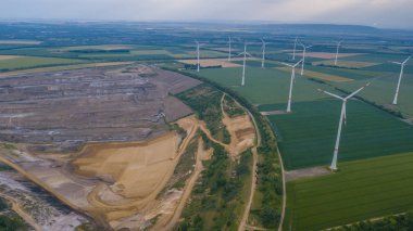 Rüzgar türbinleri alan ve benim hava görünümünü Alman Enerji sanayi bölgesi manzara