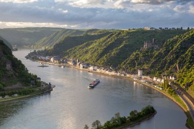 Ren Vadisi manzara ve Sankt Goarshausen Loreley rock seyahat Almanya'dan görüntülemek