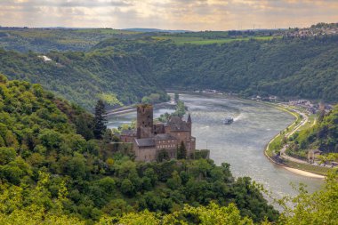 Sankt Goarshausen Ren Vadisi manzara Castle Katz Almanya Intersting yerleştirir