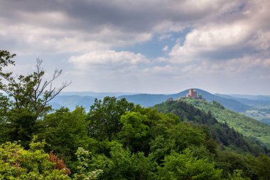 Güney Palatinate Forest peyzaj ve kale Trifels Almanya doğa
