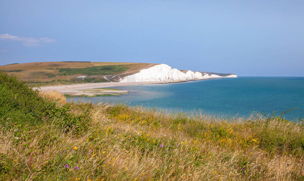 вид на скалы Семь Систеров с запада в солнечный летний день
