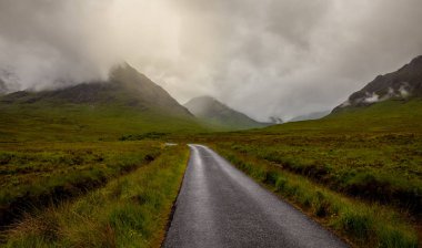 Tipik kasvetli hava dağlık manzara Ballachulish Glencoe İskoçya doğa seyahat