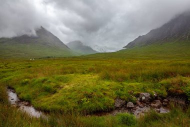 Tipik kasvetli hava dağlık manzara Ballachulish Glencoe İskoçya doğa seyahat