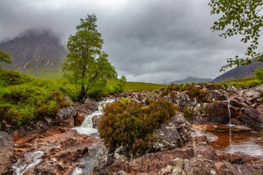 Tipik kasvetli hava dağlık manzara Ballachulish Glencoe İskoçya doğa seyahat