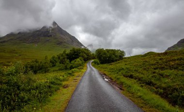 Tipik kasvetli hava dağlık manzara Ballachulish Glencoe İskoçya doğa seyahat