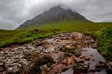 Tipik kasvetli hava dağlık manzara Ballachulish Glencoe İskoçya doğa seyahat