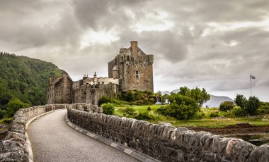 Bulutlu gökyüzü dağlık İskoçya manzara seyahat Büyük Britan Eilean Donan Kalesi