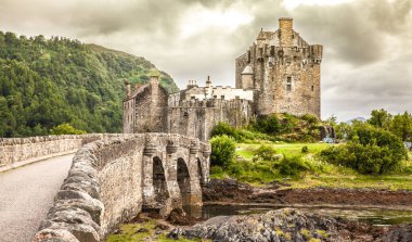 Bulutlu gökyüzü dağlık İskoçya manzara seyahat Büyük Britan Eilean Donan Kalesi