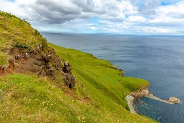 Isle of Skye İskoçya Hebrides Adası'nda sahil peyzaj yeşil çayıra