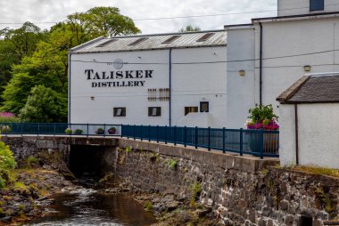 İskoçya, Isle of Skye - Temmuz 2018: Talisker viski damıtım seyahat Avrupa