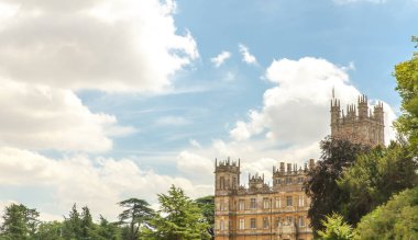 Highclere Kalesi olarak sity abbey yeşil ağaçlar ve mavi gökyüzü arka plan newbury İngiltere ile ünlü