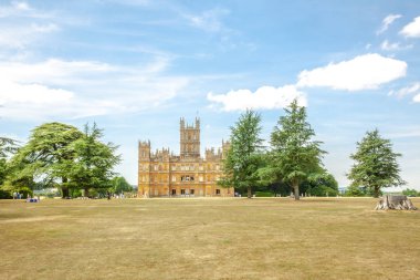 Highclere Kalesi olarak sity abbey park ve yeşil ağaçlar newbury İngiltere ile ünlü