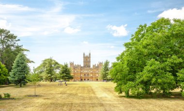 Highclere Kalesi olarak sity abbey park ve yeşil ağaçlar newbury İngiltere ile ünlü