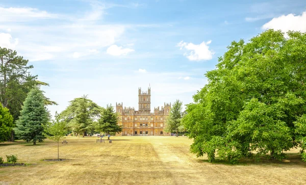 Highclere Castle Bekend Als Downton Abbey Met Park Groene Bomen — Stockfoto