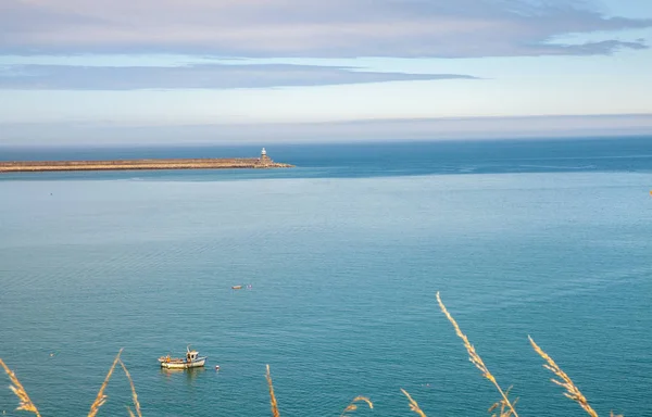 Açık Bir Yaz Gününde Balıkçı Teknesi Manzarası Galler Pembrokeshire Doğa — Stok fotoğraf