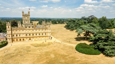 Highclere Kalesi olarak sity abbey park ve yeşil ağaçlar newbury İngiltere ile ünlü