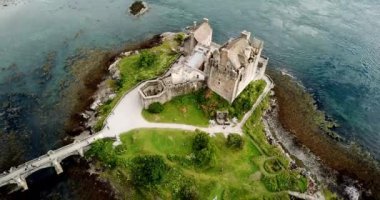 Eilean donan Kalesi ve loch duich dağlık İskoçya seyahat hava video Robot