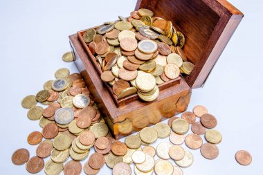 Beyaz ahşap kutusunda birçok euro coins toplamak paraları değiştirmek