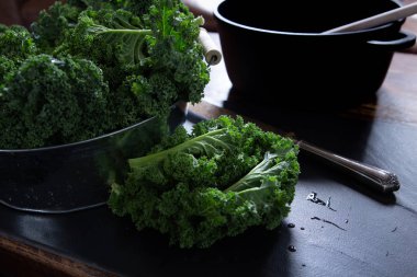 Yeşil lahana ve siyah arka plan üstten görünüm gün ışığı superfood sebze üzerinde bıçak