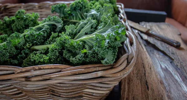 Chou Frisé Vert Sur Fond Bois Sur Légumes Superalimentaires Lumière — Photo