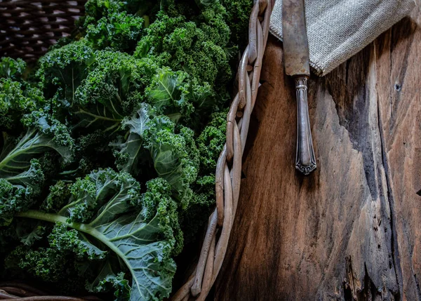 Col Rizada Verde Cesta Cuchillo Sobre Fondo Madera Vista Superior —  Fotos de Stock